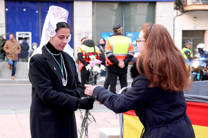 Ofrenda Floral 2023 -  Imagen de una miembro de la Asociación de la Mantilla Española entregando las flores para la ofrenda.