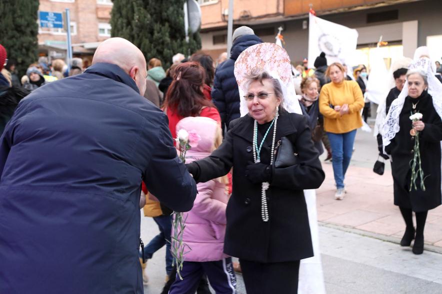 Ofrenda Floral 2023 -  Imagen de una miembro de la Asociación de la Mantilla Española entregando las flores para la ofrenda.