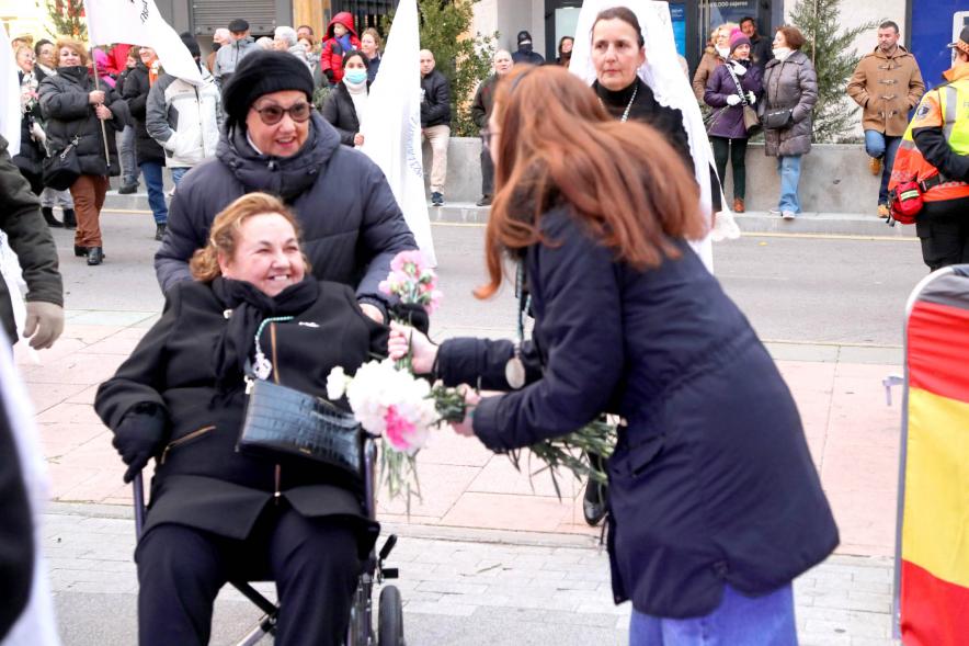 Ofrenda Floral 2023 - Imagen de una miembro de la Asociación de la Mantilla Española entregando las flores para la ofrenda.
