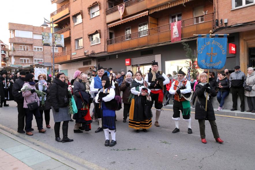 Ofrenda Floral 2023 - Imagen de los miembros de Casa regional de Asturias esperando para hacer la entrega de las flores para la ofrenda.
