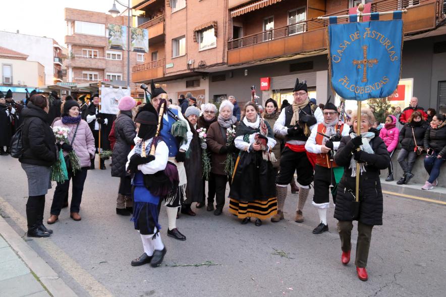 Ofrenda Floral 2023 - Imagen de los miembros de Casa regional de Asturias esperando para hacer la entrega de las flores para la ofrenda.