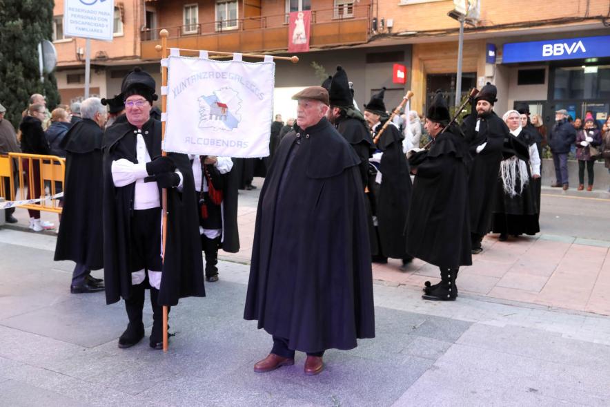 Ofrenda Floral 2023 - Imagen de los miembros de Xuntanza de Galegos esperando para hacer la entrega de las flores para la ofrenda.