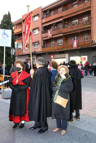 Ofrenda Floral 2023 - Imagen de los miembros de Xuntanza de Galegos esperando para hacer la entrega de las flores para la ofrenda.