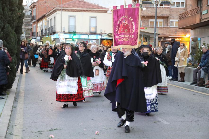 Ofrenda Floral 2023 -  Imagen de los miembros de la Casa regional de Murcia esperando para hacer la entrega de las flores para la ofrenda.