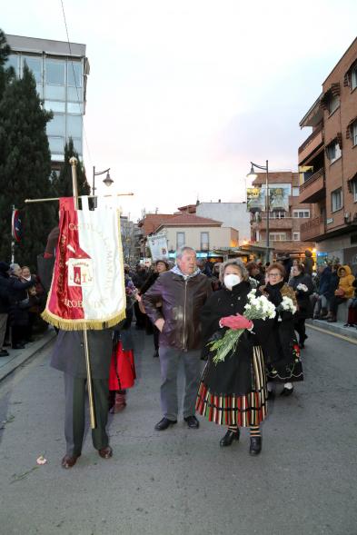 Ofrenda Floral 2023 -  Imagen de los miembros de la Casa regional de Castilla – La Mancha esperando para hacer la entrega de las flores para la ofrenda.