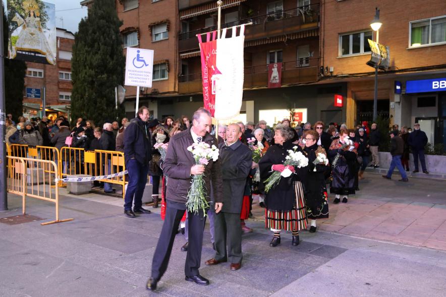 Ofrenda Floral 2023 - Imagen de los miembros de la Casa regional de Castilla – La Mancha  esperando para hacer la entrega de las flores para la ofrenda.