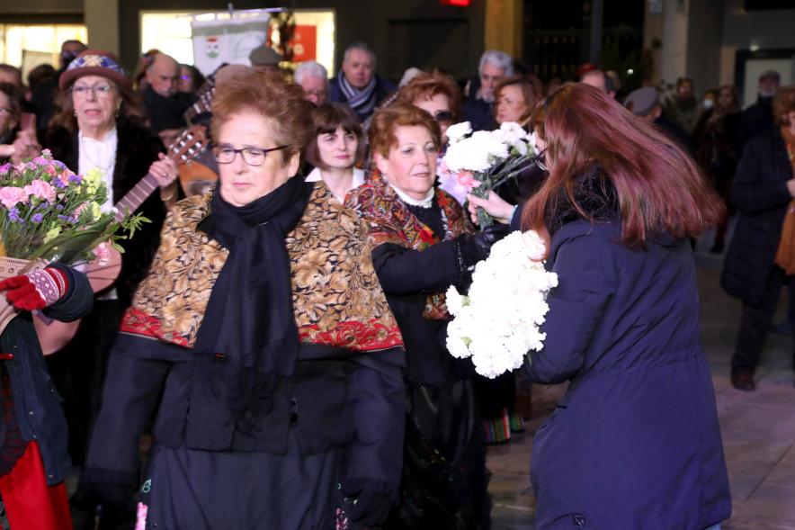 Ofrenda Floral 2023 -   Imagen de los miembros de la Casa regional de Castilla – La Mancha  entregando las flores para la ofrenda.