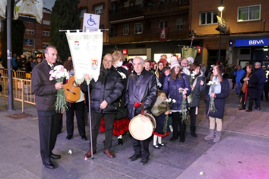 Ofrenda Floral 2023 -  Imagen de los miembros de la Casa regional de Extremadura esperando para hacer la entrega de las flores para la ofrenda.