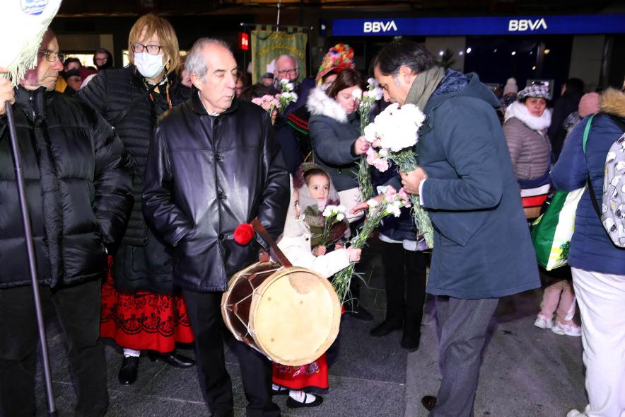 Ofrenda Floral 2023 - Imagen de los miembros de la Casa regional de Extremadura entregando las flores para la ofrenda.