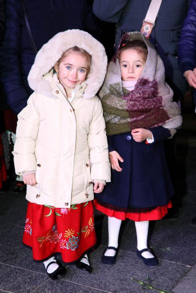 Ofrenda Floral 2023 - Imagen de unas niñas posando vestidas con trajes regionales