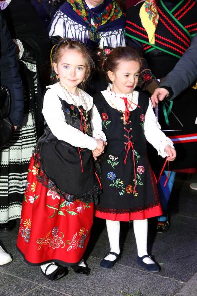 Ofrenda Floral 2023 - Imagen de unas niñas posando vestidas con trajes regionales