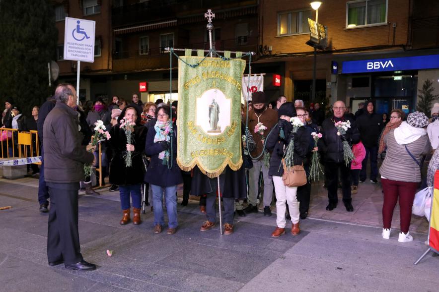 Ofrenda Floral 2023 - Imagen de los miembros de la Cofradía de San Lesmes Abad esperando para hacer la entrega de las flores para la ofrenda.