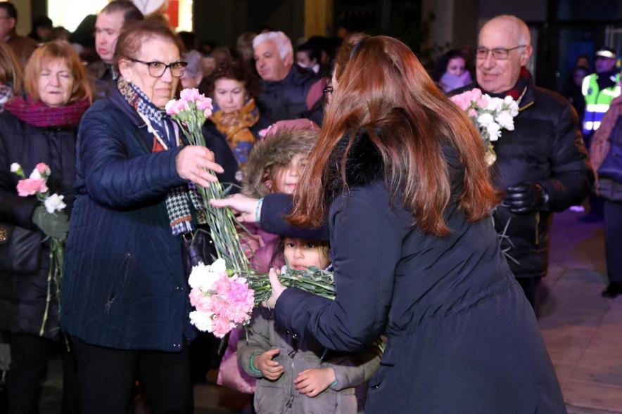 Ofrenda Floral 2023 - Imagen de un momento de la recogida de las flores por las personas encargadas de ello. 