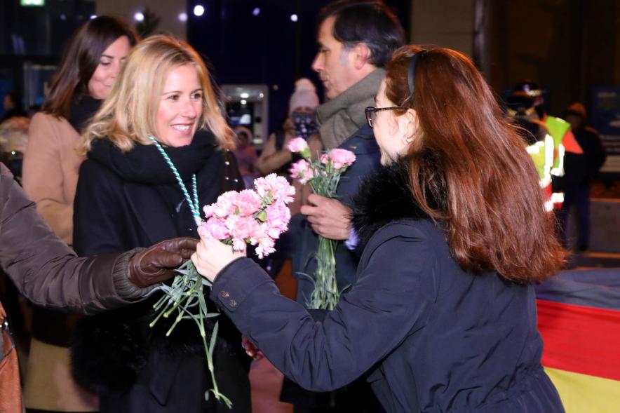 Ofrenda Floral 2023 -  Imagen de los miembros de un ofertante entregando las flores.