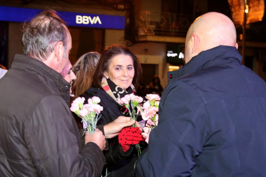 Ofrenda Floral 2023 -  Imagen de los miembros de un ofertante entregando las flores.