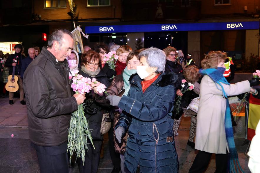 Ofrenda Floral 2023 -  Imagen de los miembros de un ofertante entregando las flores.