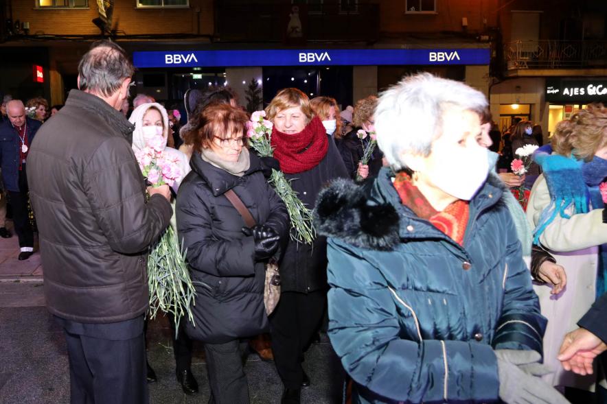 Ofrenda Floral 2023 - Imagen de un momento de la recogida de las flores por las personas encargadas de ello. 