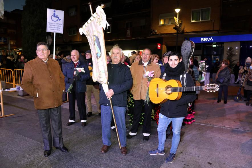 Ofrenda Floral 2023 - Imagen de los miembros de la Asociación Andaluza de Alcobendas esperando para hacer la entrega de las flores para la ofrenda.