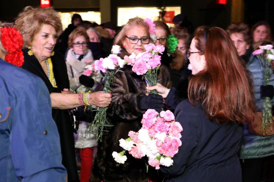 Ofrenda Floral 2023 - Imagen de los miembros de un ofertante entregando las flores.