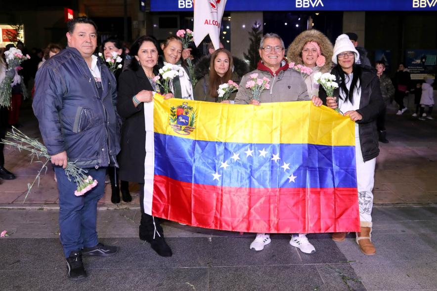 Ofrenda Floral 2023 - Imagen de los miembros de Alcolar esperando para hacer la entrega de las flores para la ofrenda.