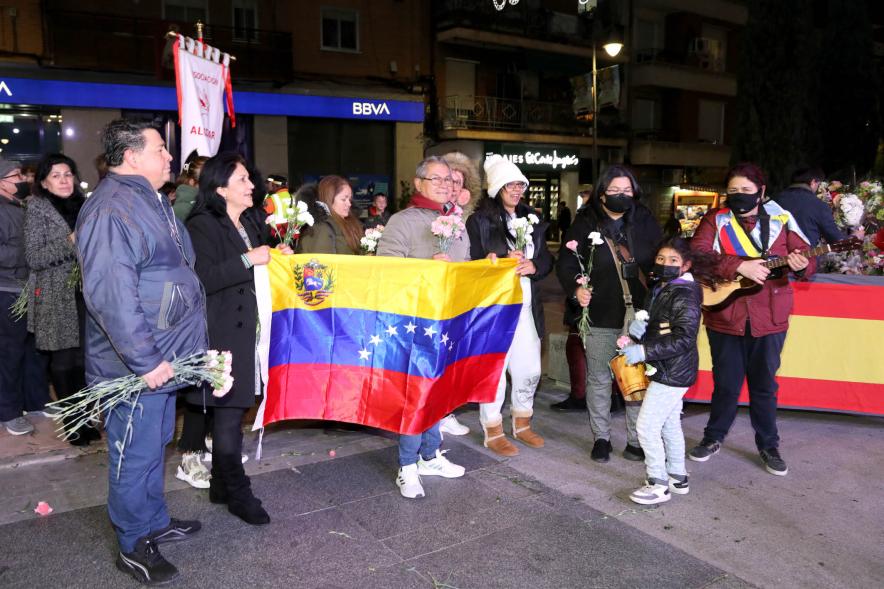 Ofrenda Floral 2023 - Imagen de los miembros de Alcolar esperando para hacer la entrega de las flores para la ofrenda.