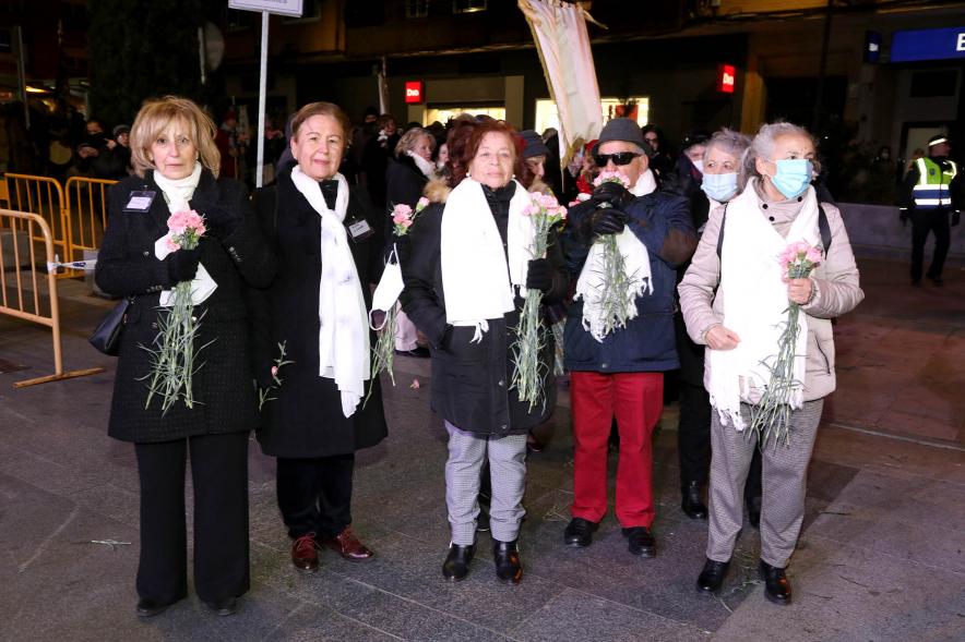 Ofrenda Floral 2023 - Imagen de los miembros de un ofertante esperando para entregar las flores.
