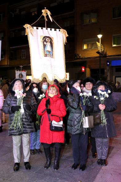 Ofrenda Floral 2023 - Imagen de los miembros de Asociación Arte 4 esperando para hacer la entrega de las flores para la ofrenda.