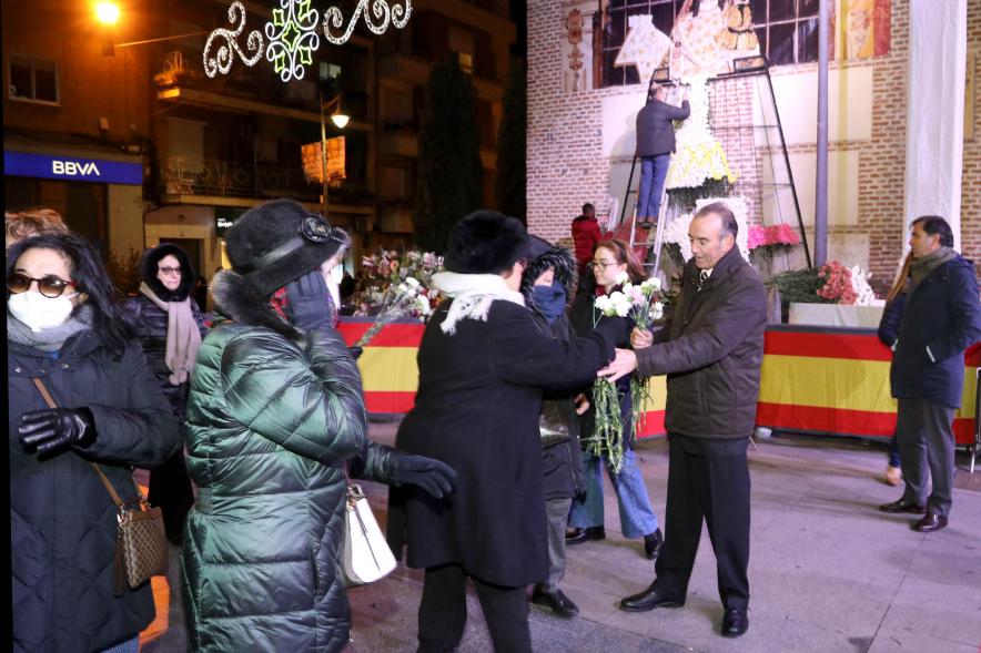 Ofrenda Floral 2023 - Imagen de los miembros de un ofertante esperando para entregar las flores.