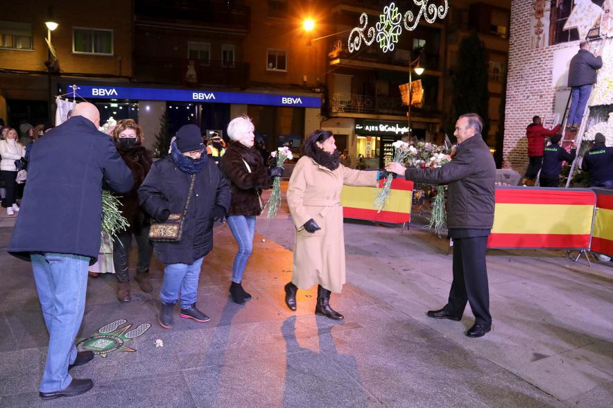 Ofrenda Floral 2023 - Imagen de un momento de la recogida de las flores por las personas encargadas de ello. 