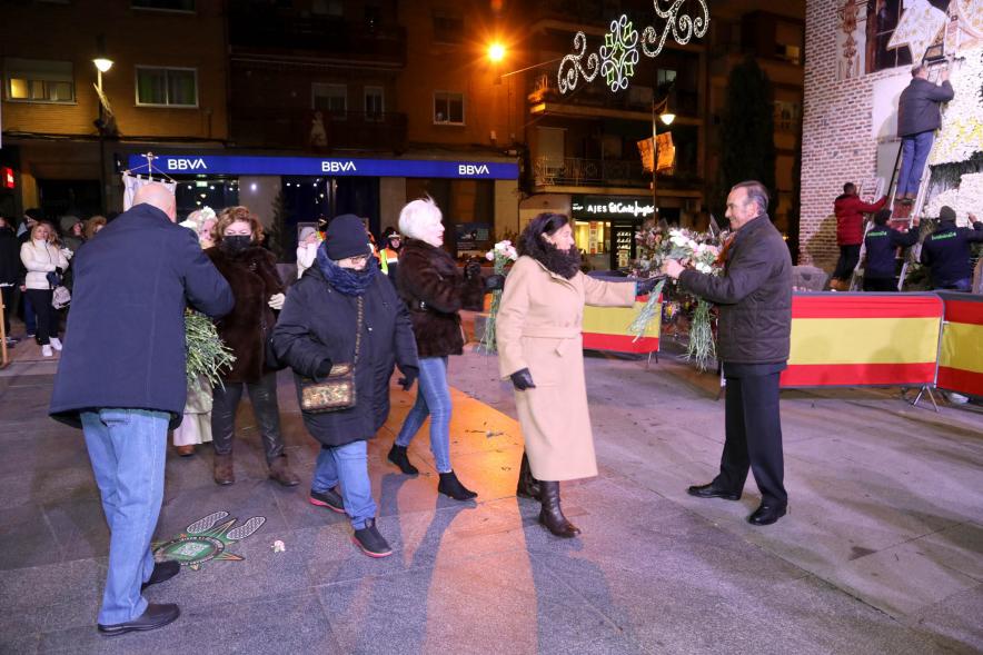 Ofrenda Floral 2023 - Imagen de un momento de la recogida de las flores por las personas encargadas de ello. 