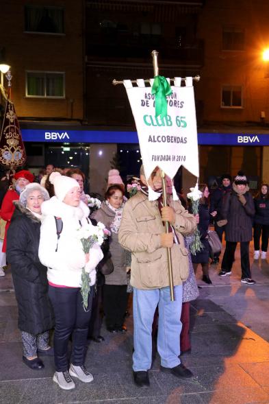 Ofrenda Floral 2023 - Imagen de los miembros de la Asociación Club 65 esperando para hacer la entrega de las flores para la ofrenda.