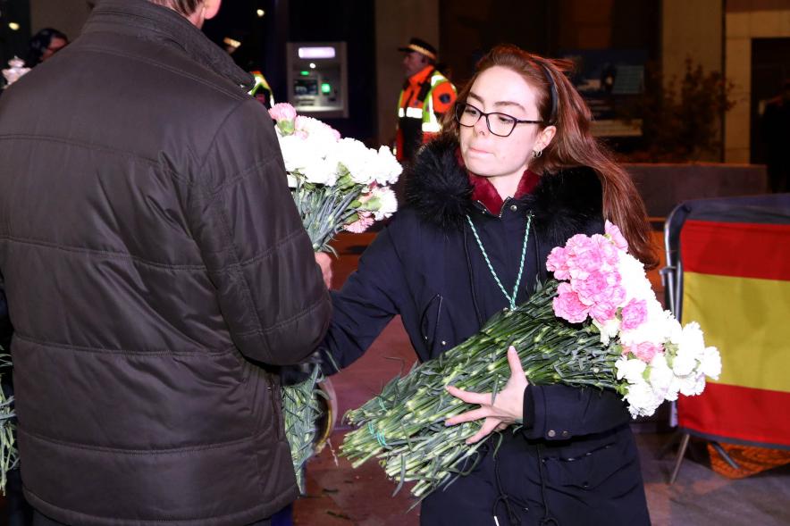 Ofrenda Floral 2023 - Imagen de los miembros de un ofertante entregando las flores.