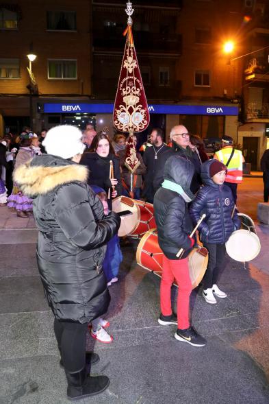 Ofrenda Floral 2023 - Imagen de los miembros de la Hermandad de San Sebastian de los Reyes esperando para hacer la entrega de las flores para la ofrenda.