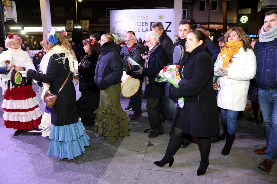 Ofrenda Floral 2023 - Imagen de los miembros de la Casa regional de Andalucía esperando para hacer la entrega de las flores para la ofrenda.