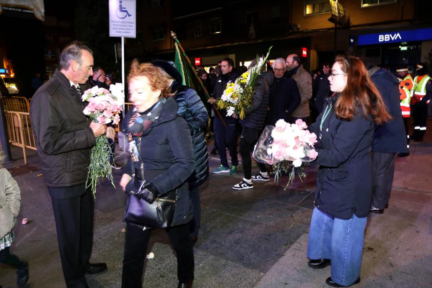 Ofrenda Floral 2023 - Imagen de los miembros de un ofertante entregando las flores.