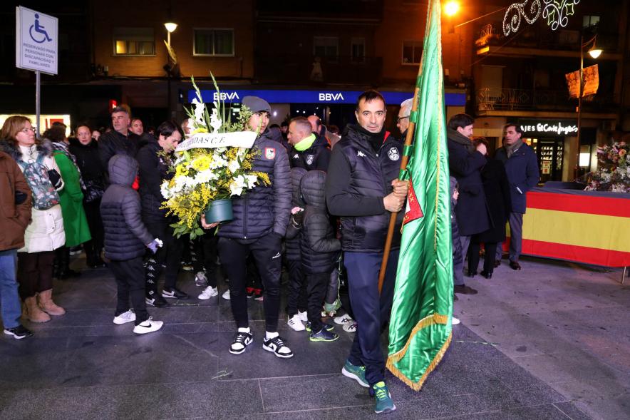 Ofrenda Floral 2023 - Imagen de los miembros de un ofertante entregando las flores.