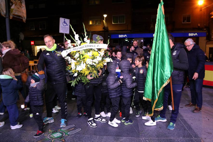 Ofrenda Floral 2023 - Imagen de los miembros de la Agrupación Deportiva Alcobendas esperando para hacer la entrega de las flores para la ofrenda.