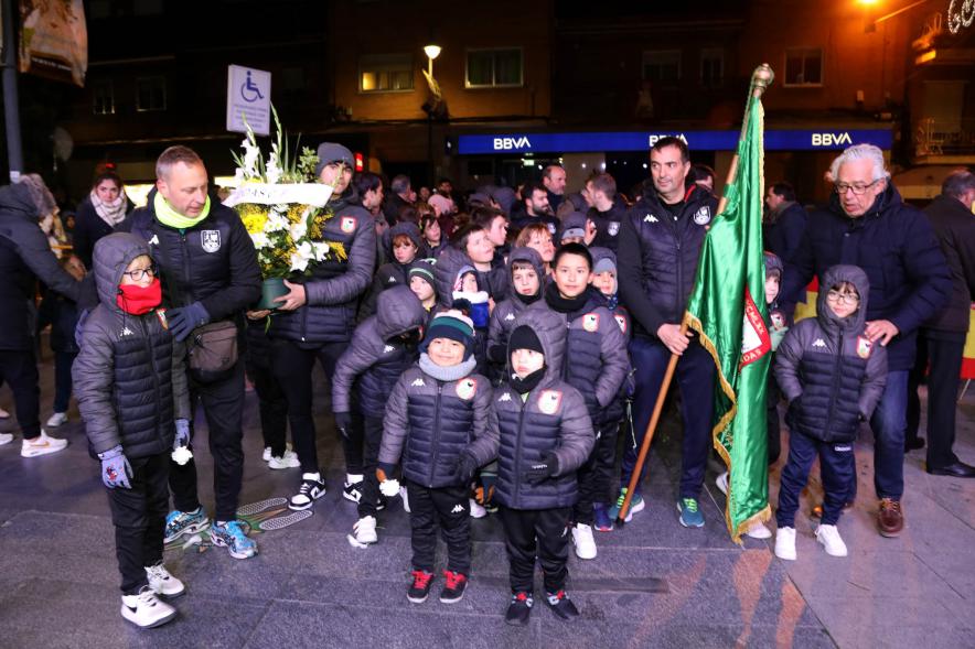 Ofrenda Floral 2023 - Imagen de los niños miembros de la Agrupación Deportiva Alcobendas esperando para hacer la entrega de las flores para la ofrenda.