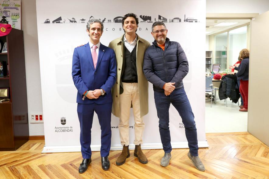 Pregón Fiestas Virgen de la Paz 2023 - Imagen de Tomás Páramo, pregonero de las fiestas, junto al alcalde Retolaza y el vicealcalde Sánchez Acera.