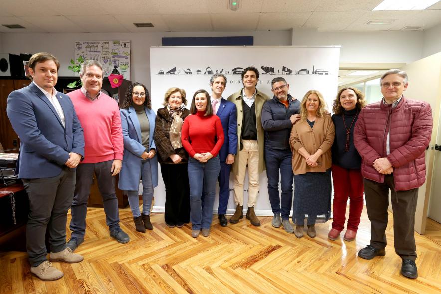 Pregón Fiestas Virgen de la Paz 2023 - Posado del pregonero de las fiestas, Tomás Páramo, junto a todos los miembros de la corporación municipal.