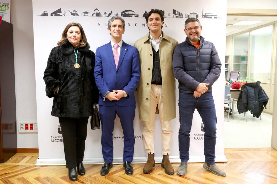 Pregón Fiestas Virgen de la Paz 2023 - Posado del pregonero de las fiestas, Tomás Páramo, junto a  las autoridades municipales y la presidenta de la Hermandad de la Virgen de la Paz.