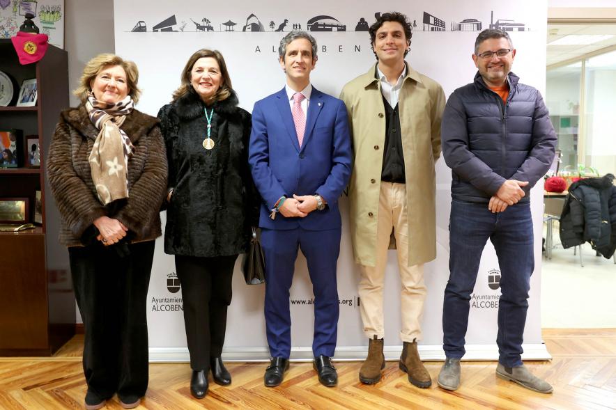 Pregón Fiestas Virgen de la Paz 2023 - Posado del pregonero de las fiestas, Tomás Páramo, junto a varios miembros de la corporación municipal.