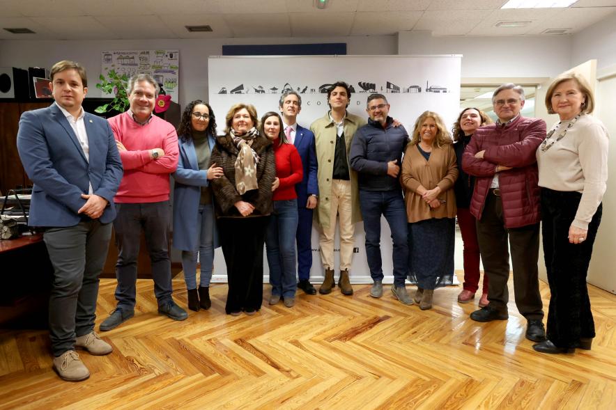 Pregón Fiestas Virgen de la Paz 2023 - Posado del pregonero de las fiestas, Tomás Páramo, junto a todos los miembros de la corporación municipal.