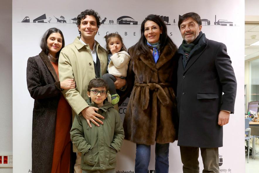 Pregón Fiestas Virgen de la Paz 2023 - Posado del pregonero de las fiestas, Tomás Páramo, junto a su familia.