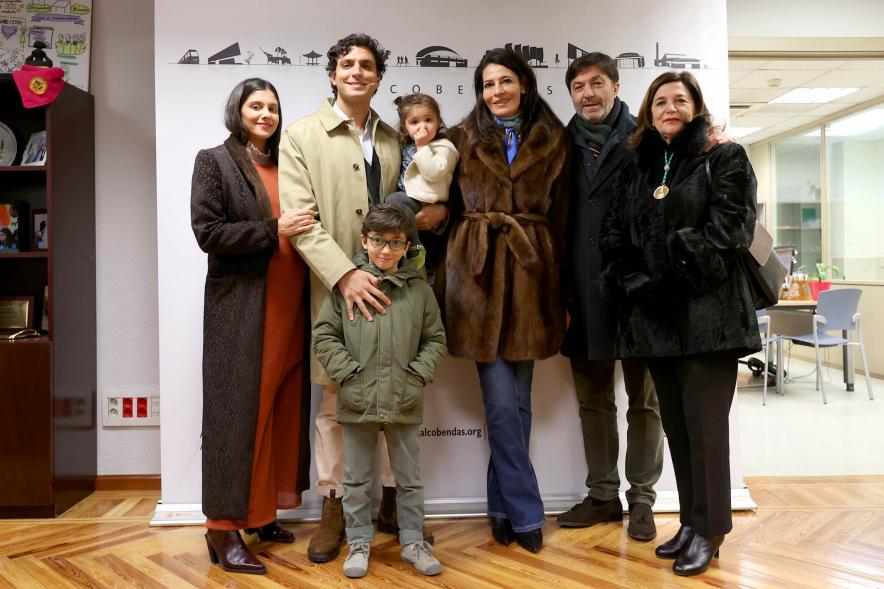 Pregón Fiestas Virgen de la Paz 2023 - Posado del pregonero de las fiestas, Tomás Páramo, junto a su familia y a una representante de la Hermandad de la Virgen..
