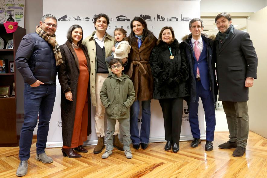 Pregón Fiestas Virgen de la Paz 2023 - Posado del pregonero de las fiestas, Tomás Páramo, junto a su familia y  las autoridades municipales.