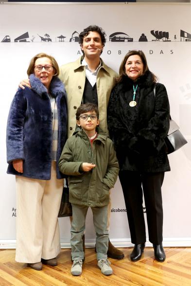 Pregón Fiestas Virgen de la Paz 2023 - Posado del pregonero de las fiestas, Tomás Páramo, junto a  su hijo y varias miembros  de la hermandad de la Virgen.de la Paz.