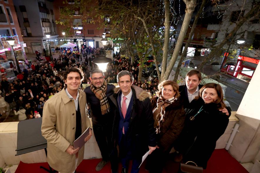 Pregón Fiestas Virgen de la Paz 2023 - Primer plano del pregonero Tomás Páramo, la corporación municipal e Isabel Páramo, presidenta de la Hermandad de la Virgen de la Paz.