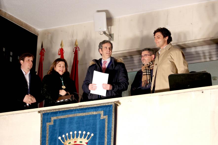 Pregón Fiestas Virgen de la Paz 2023 -  Primer plano del alcalde Aitor Retolaza junto al pregonero Tomás Paramo, concejales y la presidenta de la hermandad..