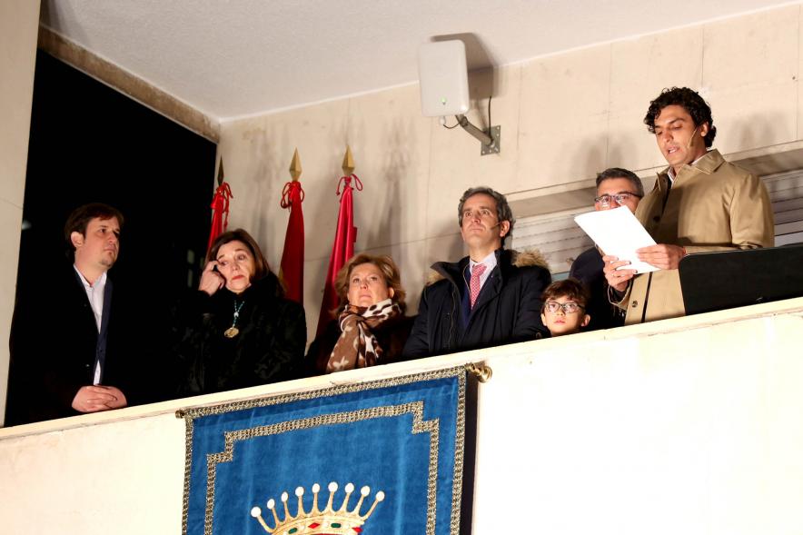 Pregón Fiestas Virgen de la Paz 2023 - Primer plano del pregonero Tomás Páramo en el balcón municipal.
